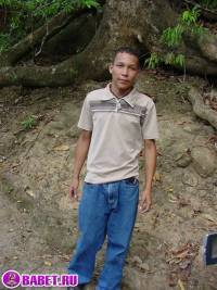 порно фото Парень дрочит хуй на берегу реки 1.jpg