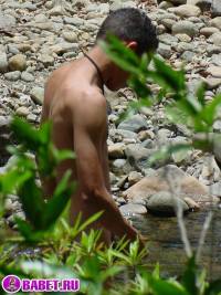 порно фото Парень дрочит хуй на берегу реки 20.jpg