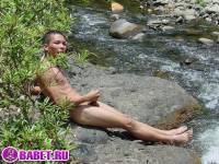 порно фото Парень дрочит хуй на берегу реки 26.jpg