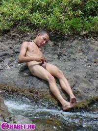 порно фото Парень дрочит хуй на берегу реки 44.jpg