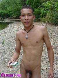 порно фото Парень дрочит хуй на берегу реки 45.jpg