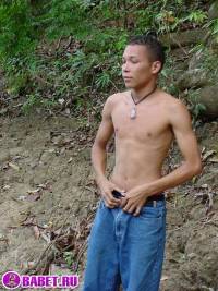 порно фото Парень дрочит хуй на берегу реки 4.jpg