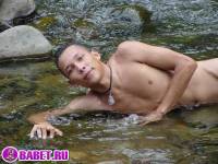 порно фото Парень дрочит хуй на берегу реки 54.jpg