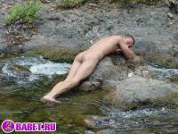 порно фото Парень дрочит хуй на берегу реки 58.jpg