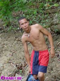 порно фото Парень дрочит хуй на берегу реки 5.jpg