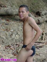 порно фото Парень дрочит хуй на берегу реки 93.jpg