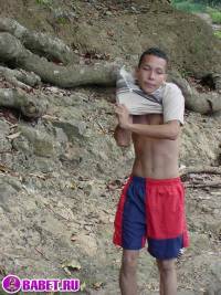 порно фото Парень дрочит хуй на берегу реки 95.jpg