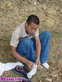 порно фото Парень дрочит хуй на берегу реки 98.jpg