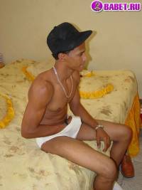 порно фото Парень дрочит член на кровати 70.jpg