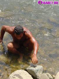 порно фото Помылся в речке заодно и подрачил 109.jpg