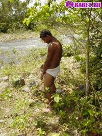 порно фото Помылся в речке заодно и подрачил 5.jpg