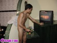 порно фото Поц дрочит хуй в своей кровати 41.jpg