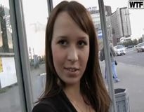 Снял себе девочку прямо на остановке.мп4