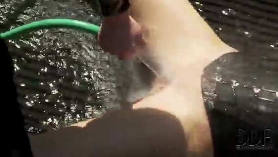 Связал и моет девушку в машине.мп4