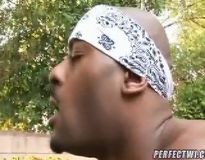 Имеет свою жену на диване во дворе.мп4