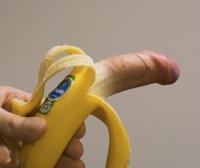 Стоковые фотографии по запросу Сексуальная брюнетка женщина ест банан
