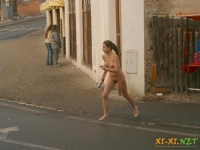 Пьяная мокрая девушка совершенно голая бегает по проезжей части инцест реальное видео пьяной