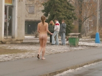 ЭРОТИКА Голая девушка бегает по городу осенью 13690aac42.jpg