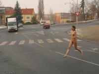 ЭРОТИКА Голая девушка бегает по городу осенью 65ecffeeabd0.jpg