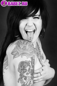 ИНТИМНЫЕ ТАТУИРОВКИ девушка с тату показывает язычек devushka s tatu pokazyvaet yazychek.jpg