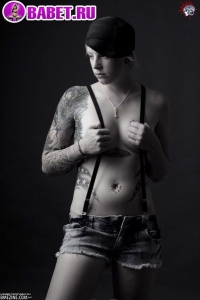 ИНТИМНЫЕ ТАТУИРОВКИ девушка с тату в подтяжках devushka s tatu v podtyazhkah.jpg