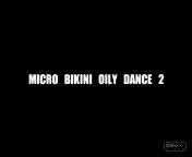 Танцующая масляная азиатка в микро-бикини.3гп