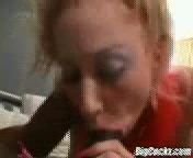 Блондинка сосёт чёрный член.3гп