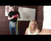 Мужики трахают молоденькую сучку.3гп