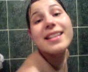 Брюнетка моется в ванной.3гп