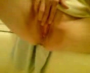 Молодая соска писяет в ванной.3гп