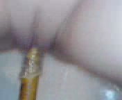 Девушка удолетворяется на швабре.3гп