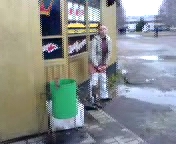 Пьяная школьница ссыл под магазином.3гп