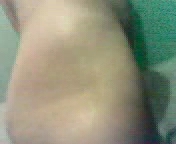 Тёлка броет писю в ванной.3гп