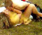 Парень ебёт тёлку на траве.3гп