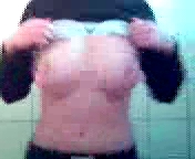 Студентки снимают сиськи в туалете.3гп