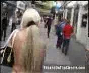Голая блондинка идёт по улице.3гп