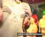 Парень кончил ей на волосы.3гп