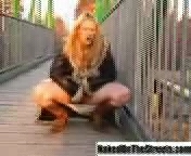 Соска мастурбирует на мосту.3гп