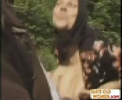 Зрелые Жопастую брюнетку имеют на природе.3гп