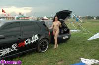 порно фотосессия Молоденькая блядь приехала на авто выставку фото-17.йпг