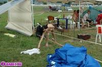 порно фотосессия Молоденькая блядь приехала на авто выставку фото-45.йпг