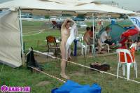 порно фотосессия Молоденькая блядь приехала на авто выставку фото-49.йпг