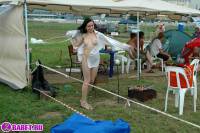 порно фотосессия Молоденькая блядь приехала на авто выставку фото-52.йпг