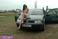 порно фотосессия Молоденькая блядь приехала на авто выставку фото-55.йпг