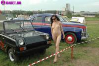 порно фотосессия Русская целка голая на авто выставке фото-12.йпг
