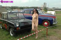 порно фотосессия Русская целка голая на авто выставке фото-13.йпг