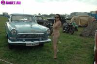 порно фотосессия Русская целка голая на авто выставке фото-21.йпг