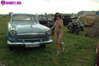 порно фотосессия Русская целка голая на авто выставке фото-22.йпг