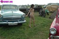 порно фотосессия Русская целка голая на авто выставке фото-24.йпг