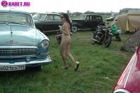 порно фотосессия Русская целка голая на авто выставке фото-26.йпг